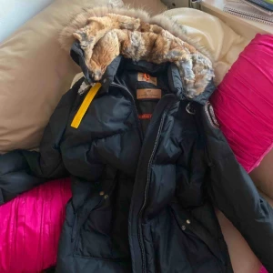  - Parajumper longbear storlek L  Fint skick Kan bytas mot canada goose