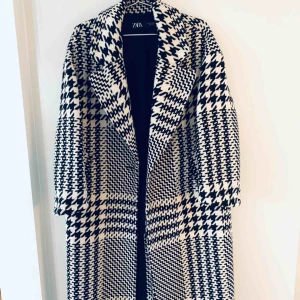  - Säljer en superfin kappa i något grövre stickning från Zara i storlek XS. Säljes då den aldrig blivit använd. Sprillans ny! Finns dock en knapp som jag sprättat bort då den var ful i mina ögon - därav priset. Ord pris 1299 kr.