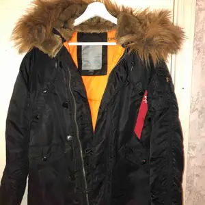 Svart lång Alpha Industries vinterjacka dam, storlek x-small men är ganska stor i sin storlek.  Original pris: 3000 kr Pris kan diskuteras