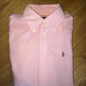  - Rosa Ralph Lauren skjorta i fint skick. Frakt tillkommer! 
