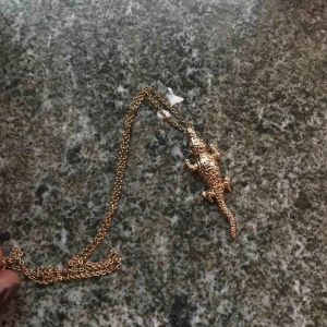  - Jätte gulligt halsband med en liten krokodil på✨🐊 