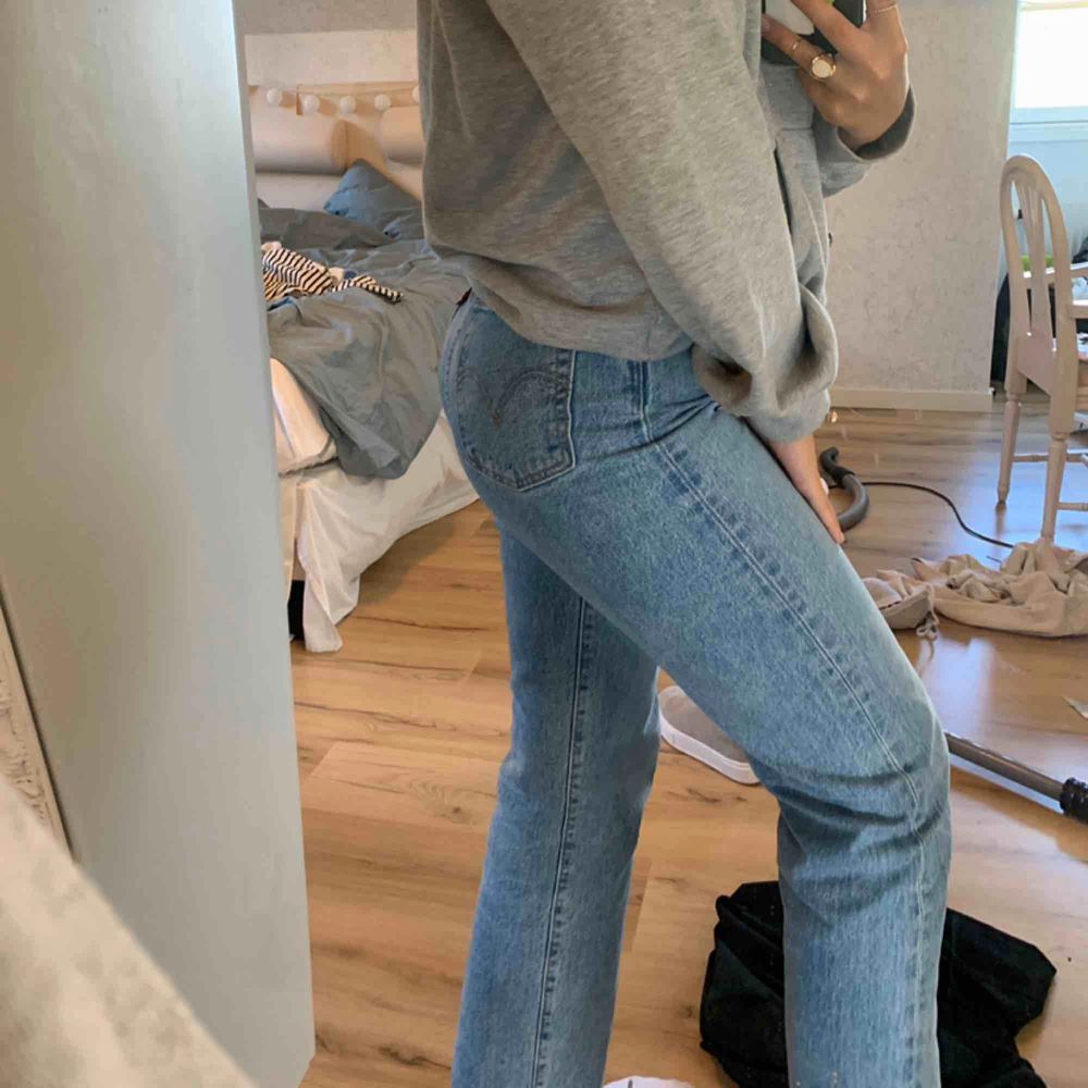 Riktigt snygga Levi’s jeans!!! Jag är ungefär 168/169 och de sitter bra i längden inte för korta och inte för långa. Riktigt fin färg och använda ett par gånger men inte för mycket. Jeans & Byxor.