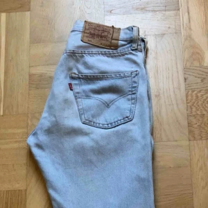  - 501or från Levis i superskick och snygg passform! benen är ganska breda och helt raka. älskar men har för många 501or hehe 🍏🍏    skickar för 63 kronor eller möts upp på södermalm :—)