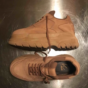  - K cobler skor i strl 39, knappt använda! Väldigt fint skick. 500kr + frakt