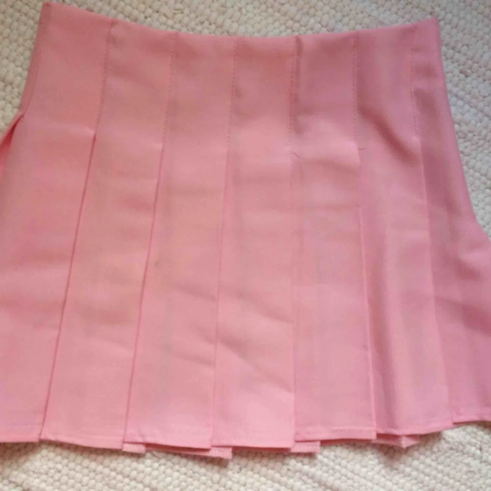 Rosa veckad kjol, aldrig använd eftersom den var för stor. Storlek S. Frakt ingår. Kjolar.