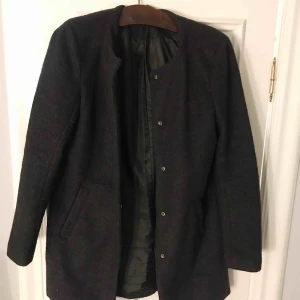  - Svart lite kortare kappa från Only köpt på Nelly. Köparen står för frakt!