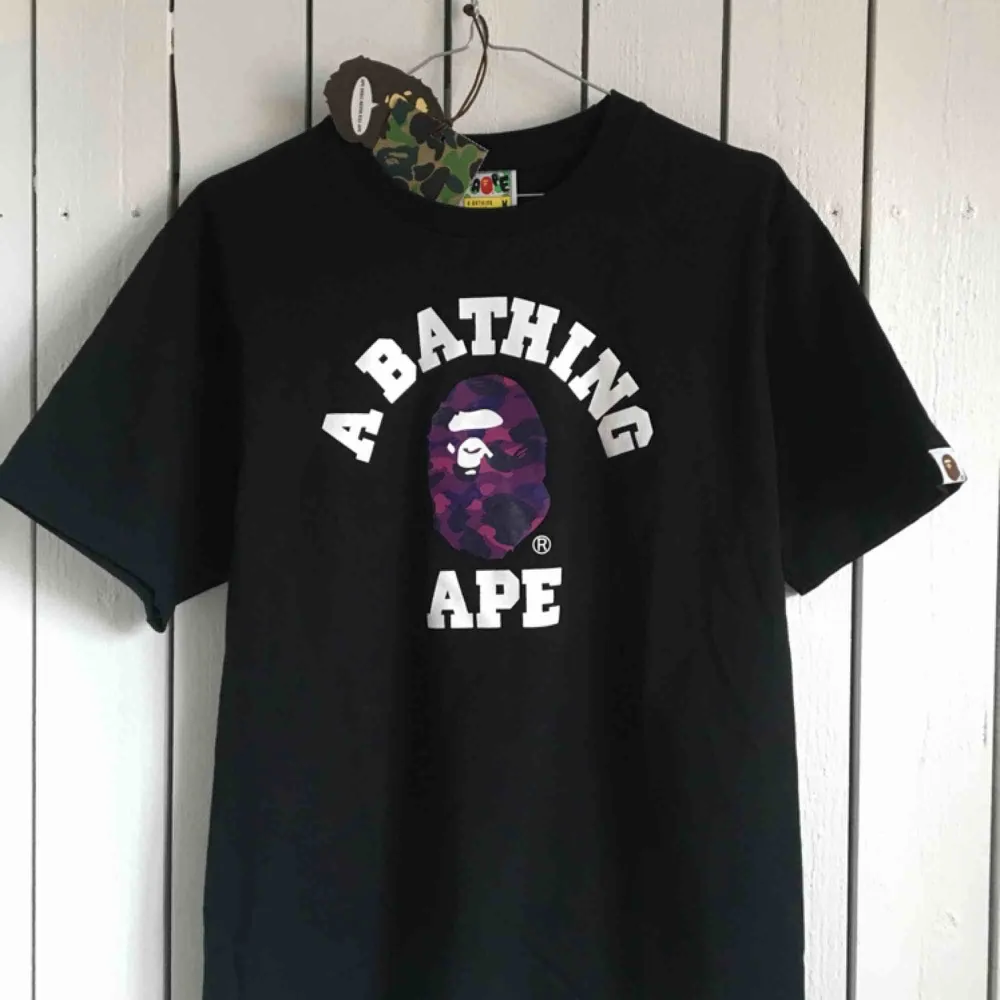 ”A Bathing Ape” t-shirt köpt i NYC. Till utseendet nyskick, bara använd vid två tillfällen. Kommer i original zipbag! 🐒 Frakt tillkommer alternativt mötas upp i Gbg. . T-shirts.