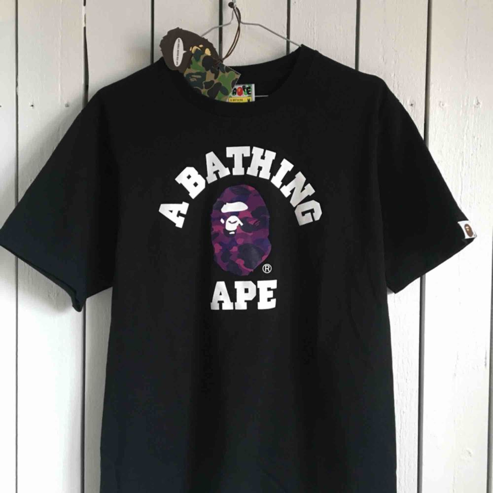”A Bathing Ape” t-shirt köpt i NYC. Till utseendet nyskick, bara använd vid två tillfällen. Kommer i original zipbag! 🐒 Frakt tillkommer alternativt mötas upp i Gbg. . T-shirts.