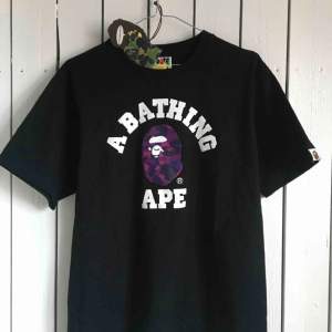 ”A Bathing Ape” t-shirt köpt i NYC. Till utseendet nyskick, bara använd vid två tillfällen. Kommer i original zipbag! 🐒 Frakt tillkommer alternativt mötas upp i Gbg. 