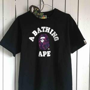 ”A Bathing Ape” t-shirt köpt i NYC. Till utseendet nyskick, bara använd vid två tillfällen. Kommer i original zipbag! 🐒 Frakt tillkommer alternativt mötas upp i Gbg. 
