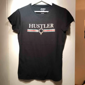  - Snygg t-shirt i nyskick från madlady. Storlek s/m