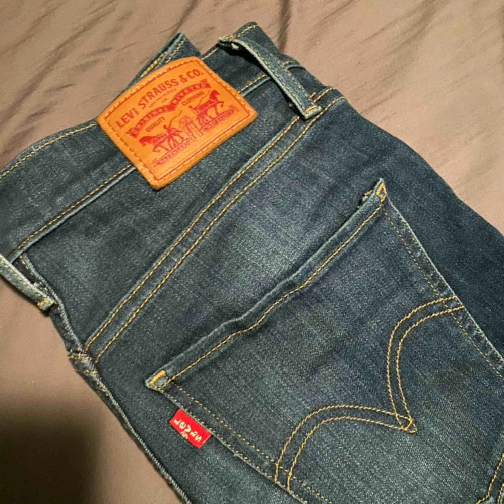 Levis jeans, använda 1-2 gånger. Köparen står för frakten. . Jeans & Byxor.