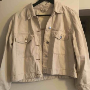  - Beige ”jeansjacka” från H&M. Använd 1 gång. Frakt tillkommer.