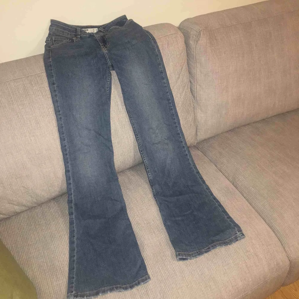 Ett par superfina bootcut byxor från Bershka. Jeansen sitter superfina runt midjan och har en superbra passform. Använda endast 1 gång och dem är nyligen köpta. 💕 Pris kan diskuteras.. Jeans & Byxor.