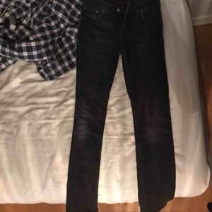 Svarta jeans från Nudie jeans med en tajtare passform. Jeansen köptes i Barkarby outlet för ca 1300kr. 