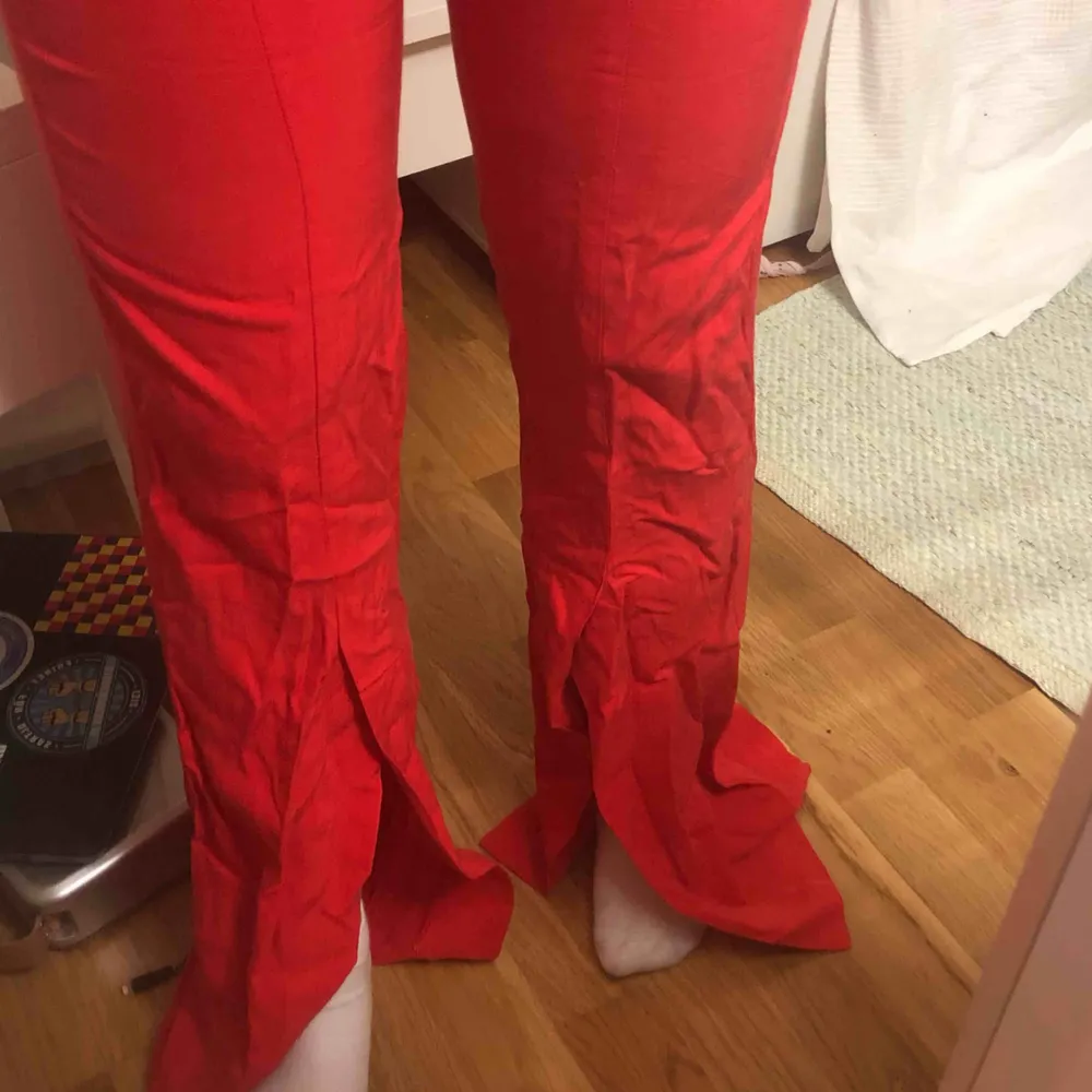 Ett par röda vida byxor från na-kd, aldrig använda! Fraktar eller möts upp i Sthlm!. Jeans & Byxor.