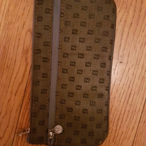  - Fendi plånbook. 20 cm x 10.5 cm 