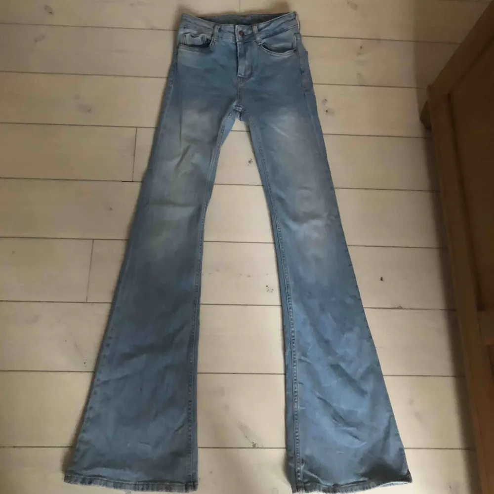 Ljusblåa flare jeans från zara. Sista bilden är från deras hemsida, hittade inte samma färg där som dom jag säljer.❤️ dom har lite stretch i sig så dom passar även en storlek större. . Jeans & Byxor.