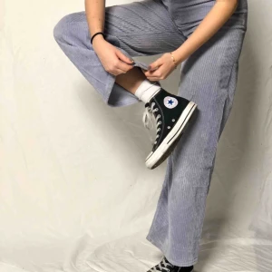  - Lila manchester-byxor från weekday. Modell: 170cm Möter upp i Malmö annars står köparen för frakten. Frakt: 90kr 