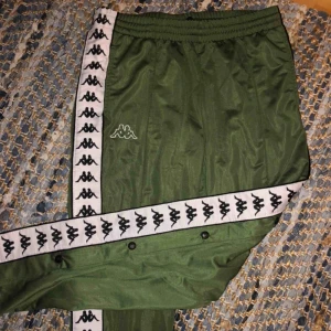  - Sjukt trendiga kappa snap-pants. De är oanvända och har lappen kvar. Storlek M. Kan mötas upp i Sthlm eller frakta🙌🏼