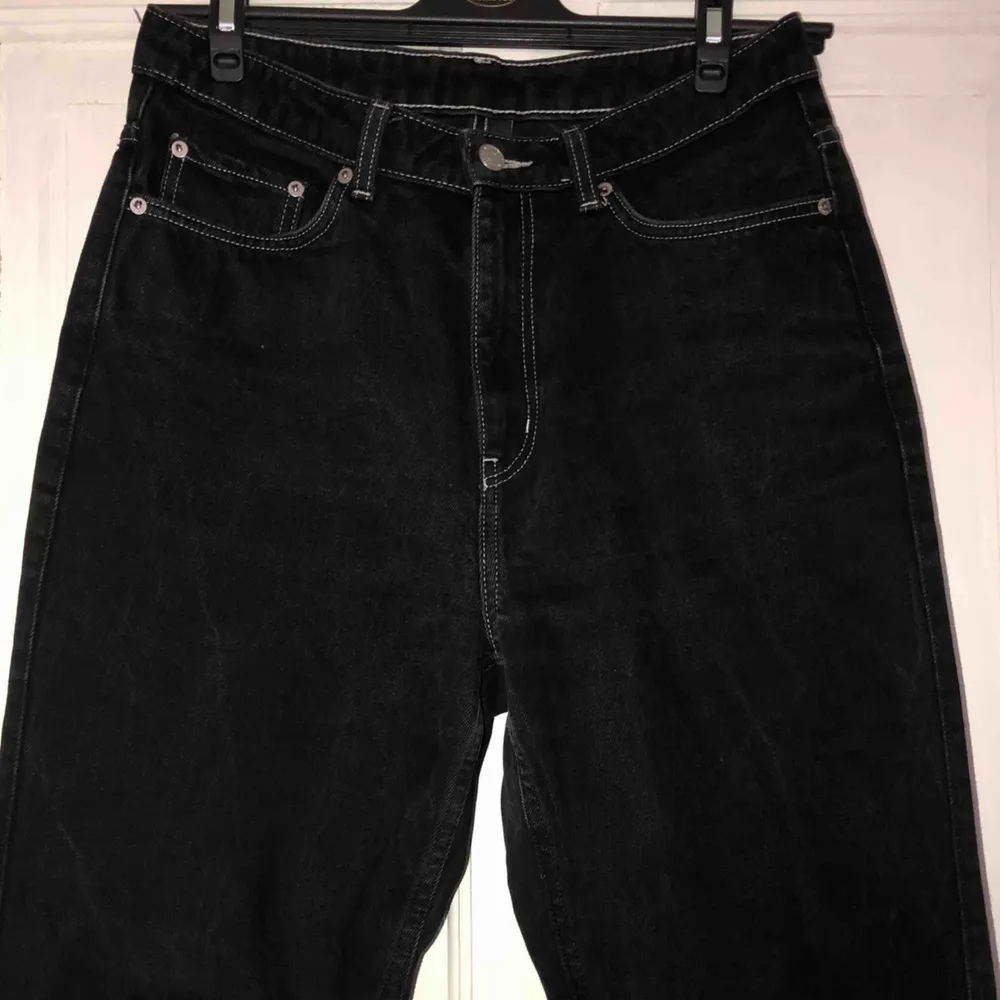 Populära jeans med kontrastsömmar från Weekday, säljer på grund av att dom är för korta för mig som är 175. Använda rätt så mycket och därför lite slitna. Köparen betalar frakten.💖. Jeans & Byxor.