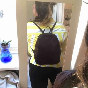  - Brun ryggsäck i läder/skinn. Köpt second hand. Den har ett stort fack med ett litet inne i, ett bak vid ryggen och ett in från sidan! Banden går att justera i längd 🎒  Hämtas i Hornstull. Kan även skickas mot fraktavgift! 🚚 