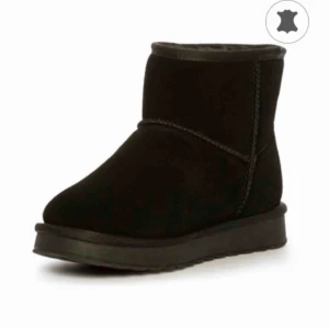  - Uggs liknande skor!! Svarta. Storlek 38 Nya med prislapp på! Säljs pga har andra liknande 