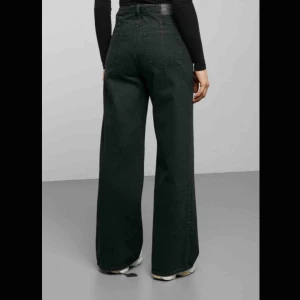  - jätte snygga jeans från weekday i nytt skick i modellen ace. säljer pga att storleken inte passar mig. 