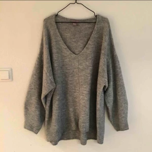  - Grå stickad tröja från H&M. Använd fåtal gånger och i väldigt bra skick. Lite mindre i storleken så närmare L. Köpt för 200 kr ungefär. Finns i Stockholm för att mötas upp, om du vill ha den skickad så står du för frakten!✨