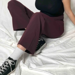  - Vinröda kostymbyxor från River Island. Modell: 170 cm. Möter upp i Malmö annars betalar köparen frakten. Frakt: 60 kr 