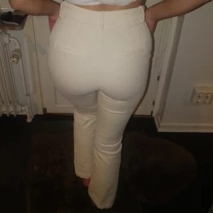  - Dom sjukaste manchesterbyxorna från Bikbok som sitter som en smäck! cremevita lite flare, SÅ fin passform, tighta vid rumpa och lår och lite utsvängda nertill. Så sköna att ha på sig. Slutsålda överallt. Oanvända med lappen kvar. Säljes pga för stora i midjan för mig.💕 Jag är 170 m lång