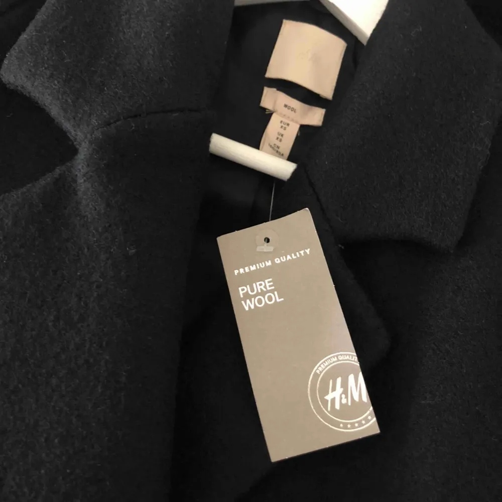 HELT NY kappa från H&M! Premium quality, 100% ull.  Slutsåld på H&Ms hemsida. Strl XS, men är oversized och passar XS-M skulle jag säga. Varit hos skräddaren och sytt in den lite i ryggen. . Jackor.