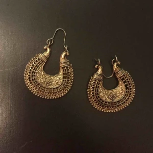  - Guldiga örhängen från Indien! Skicka meddelande för mått. 29 med frakt! 