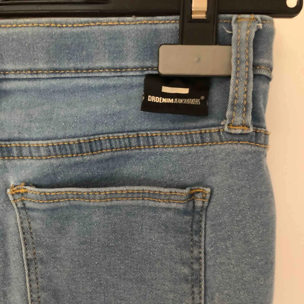 Jag säljer dessa dr denim jeans i storlek s. Använd fåtal gånger, inga hål eller fläckar.. Jeans & Byxor.
