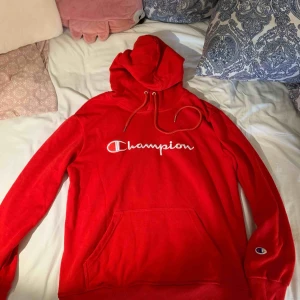  - Helt oanvänd champion hoodie i stl s. Kan skicka mer bilder om de önskas. Orginalrpis700kr