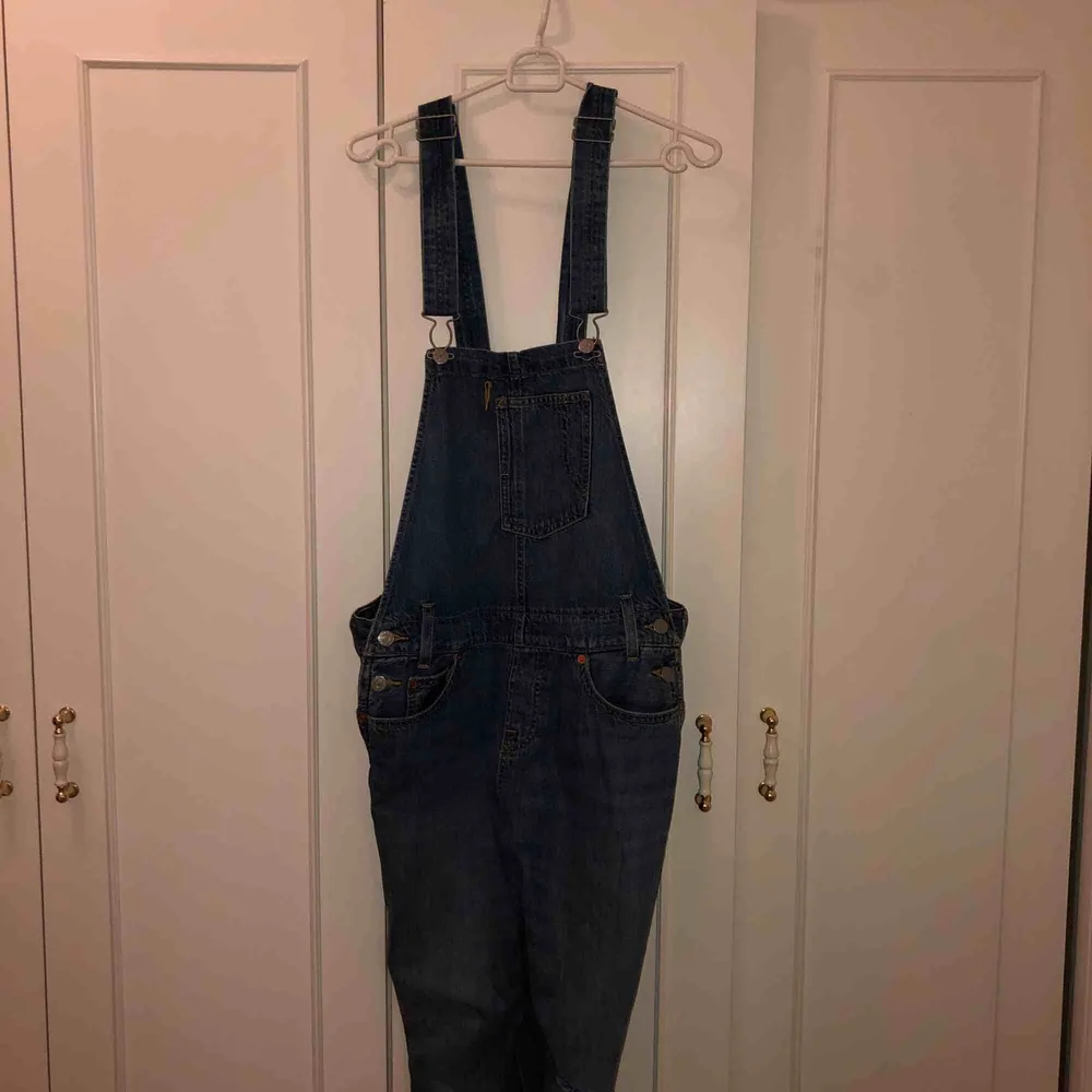 GALET SNYGGA Levis Hängselbyxor, mörkblå färg med slitning på vänster knä. Strl XS, säljes pga vill köpa ett par svarta och då kommer inte dessa komma till användning!. Jeans & Byxor.