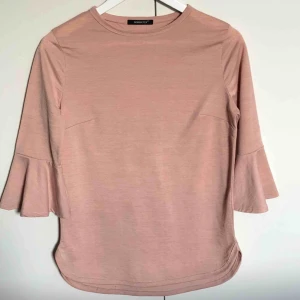  - 🌸 Fin blus 🌸 •Använd ett fåtal gånger och i superfint skick •Storlek S •Passar utmärkt till vår/sommar 🚫Djurfritt och rökfritt hem 📍Kan mötes upp i Mölnlycke 📬Kan skickas mot fraktkostnad