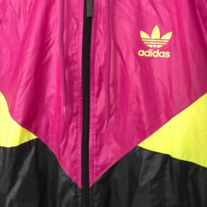  - Supersnygg vindjacka från Adidas. I nyskick! Kan skickas på post eller mötas upp i Stockholm! 🧡🌸