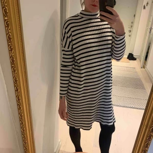  - Långärmad klänning med liten polokrage. 