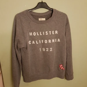  - Jätteskön tjockare tröja från Hollister. Använt skick, frakt tillkommer❣