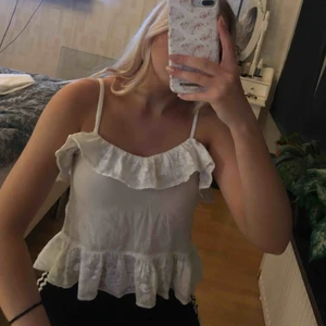  - jättefin volangtopp ifrån Bikbok 🤩 frakten ingår i priset 🌸