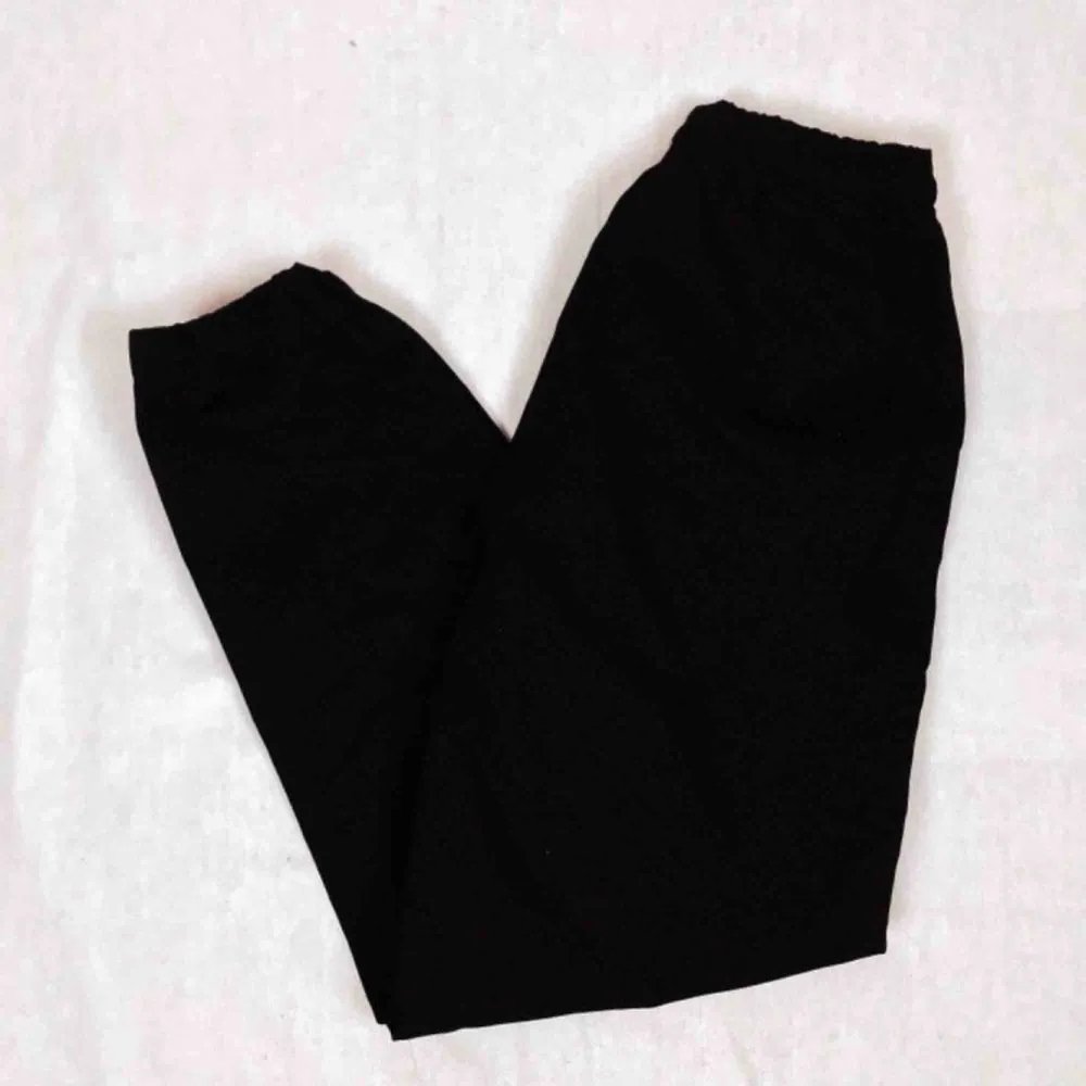 Lisa anckarmans personliga byxor! Används endast 1 gång pga storleken. Frakt tillkommer . Jeans & Byxor.