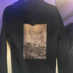  - En snygg hoodie med tryck på ryggen Storlek S  Säljs då den inte används längre Frakt- 79