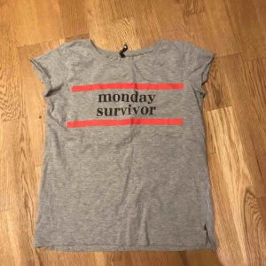  - T-shirt fr Sinsay Köparen står för frakt  