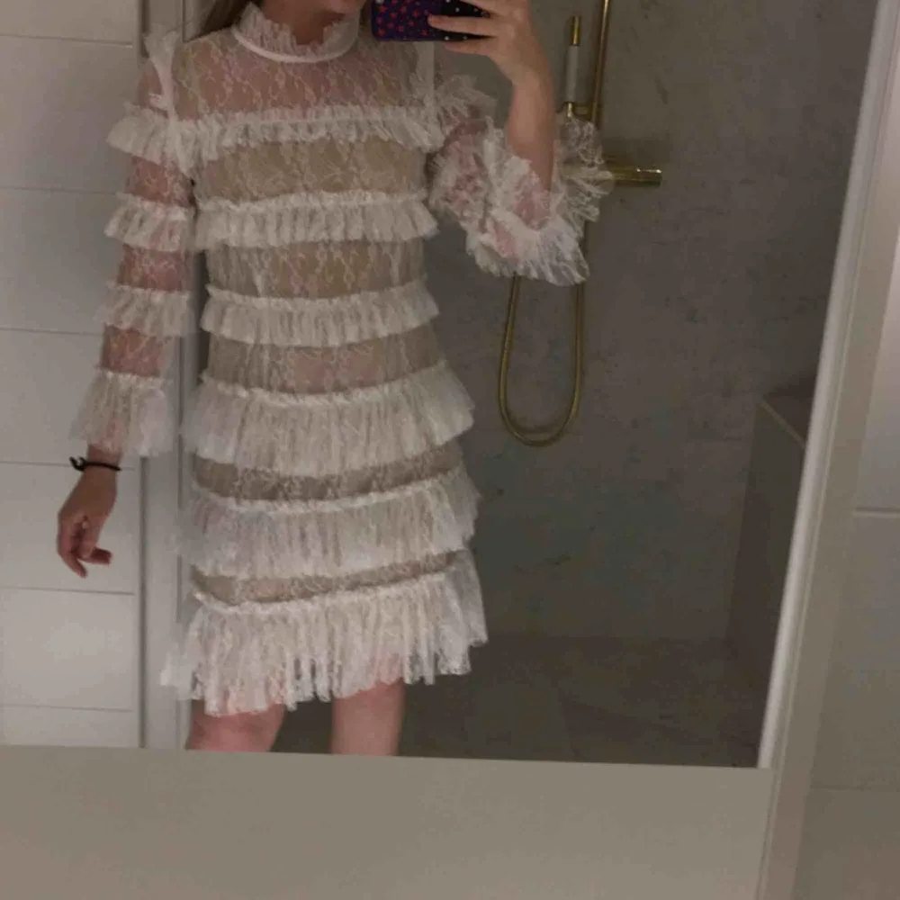 Hej, jag kollar intresse för min By Malina Carmine cloudy white dress. Den är helt ny och helt oanvänd och är i storlek S. Kostade 1999kr originellt och pris kan diskuteras. Köpare står för frakt :) . Klänningar.