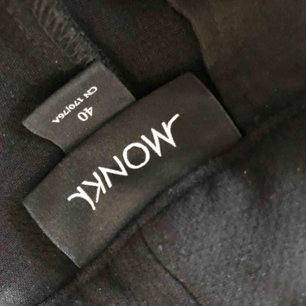 Ankellånga vida kostymbyxor från Monki i tjockare material. Nyskick, använda 1 gång. Kan mötas upp i stockholm eller frakta. Jeans & Byxor.