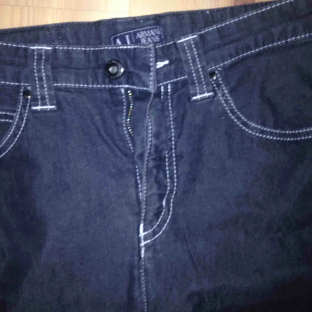  Armani jeans i svartblå tyg med vita synliga sömmar, märket på bakfickan. Högmidjade och raka nertill i supersnygg dit. Säljes pga numera för små 😢. Jeans & Byxor.