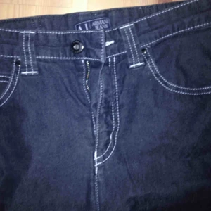  -  Armani jeans i svartblå tyg med vita synliga sömmar, märket på bakfickan. Högmidjade och raka nertill i supersnygg dit. Säljes pga numera för små 😢