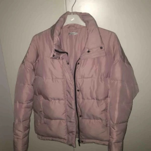  - Rosa jacka (puffer jacket) från märker Light Before Dark, köpt på Urban Outfitters. Bra skick men en liten reva vid ena fickan. Skriv för mer info, bilder mm! 