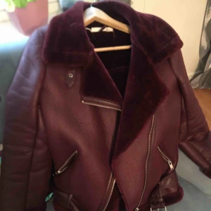  - Zara Birker jacka , i vinröd färg. Jackan är slutsåld .